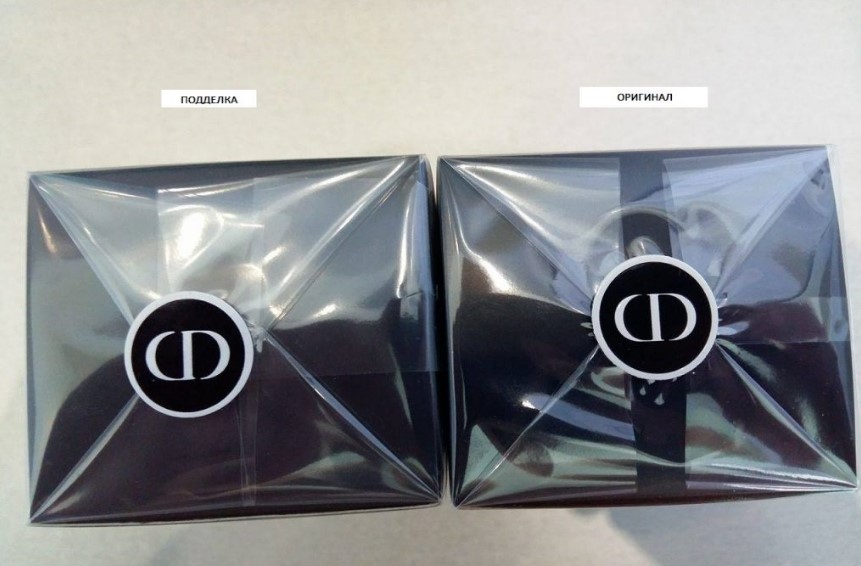Comparação de um adesivo em um Dior original e um falso