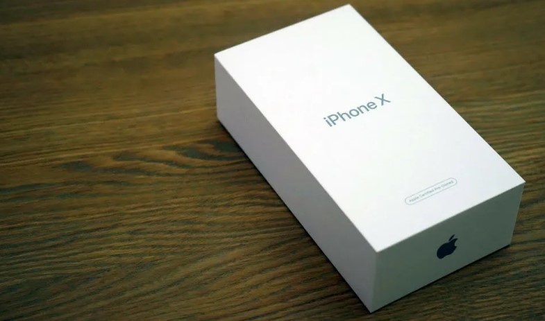 iPhone X em uma caixa