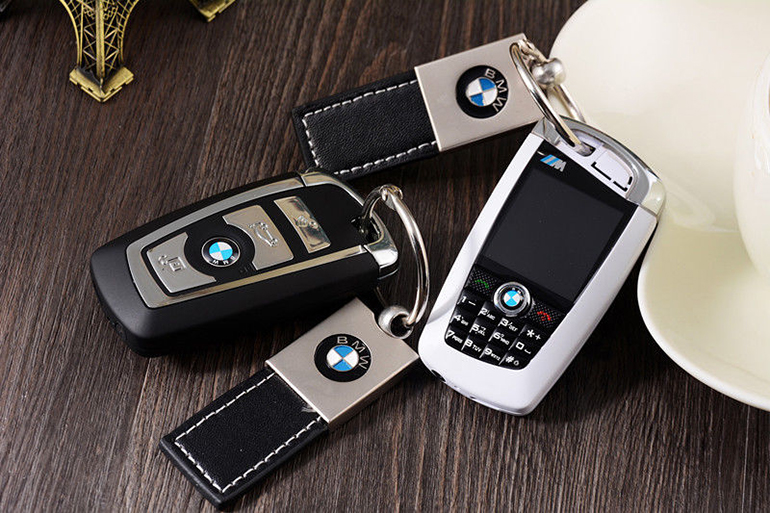 BMWキーフォブの形をした携帯電話